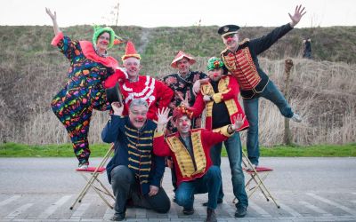 Circusartiesten in kleurrijke kostuums klaar voor een familiedag