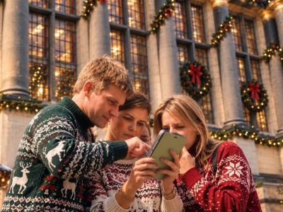 &Eacute;quipe avec une tablette pendant le Christmas Explorer en ville
