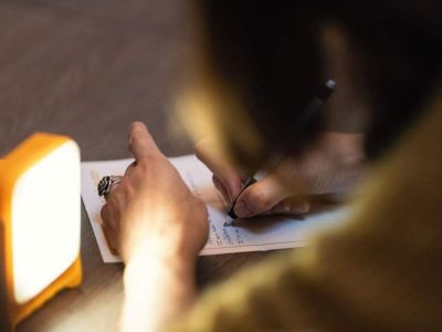 Un participant &eacute;crit un message personnel pour une lampe Solar Buddy
