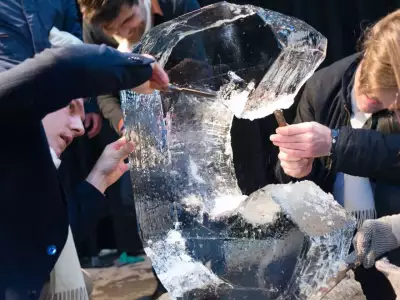 Des participants travaillent ensemble sur une sculpture de glace