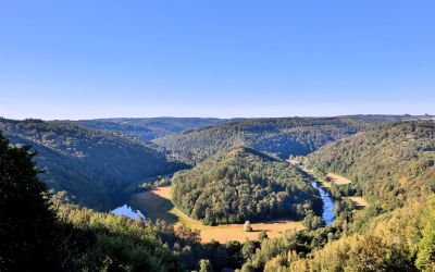 Panorama op de beboste heuvels en de rivier bij Bouillon in de Ardennen