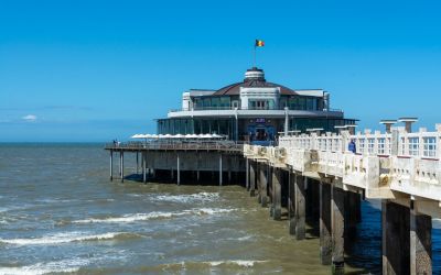 De pier van Blankenberge met de Belgische vlag