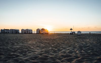 Strandcabines bij zonsondergang in De Panne