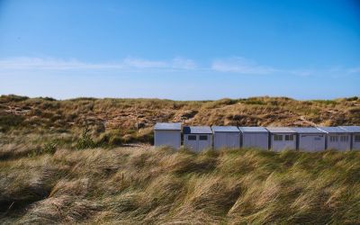 Strandhuisjes tussen de duinen in Knokke-Heist