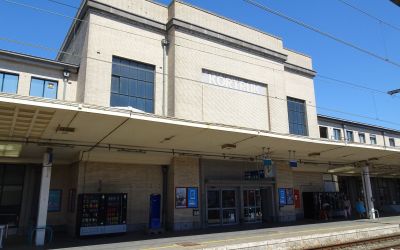 Het station van Kortrijk onder een blauwe zomerlucht
