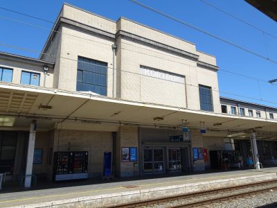 Het station van Kortrijk onder een blauwe zomerlucht