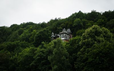 Huis tussen de beboste heuvels van La Roche-en-Ardenne