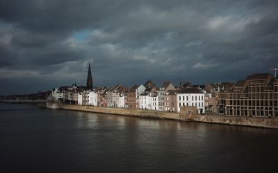 Historische gevels aan de Maas in Maastricht