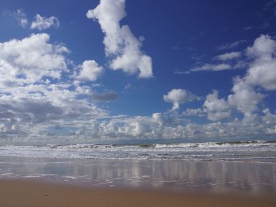Strand en zee in Oostende onder een wolkenlucht