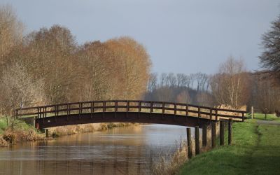 Houten brug over het water in Sint-Niklaas
