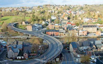 Luchtfoto van Thuin met de brug over de Samber