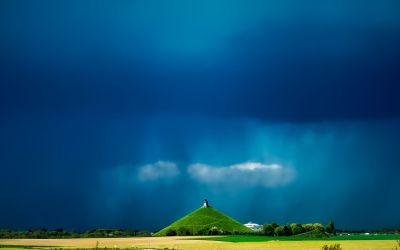 De Leeuw van Waterloo onder een stormachtige lucht