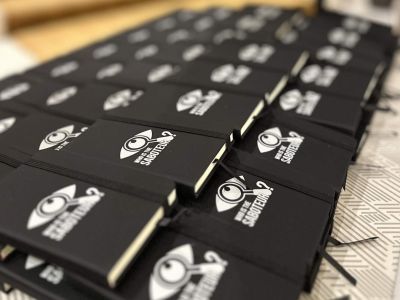 Rang&eacute;es de carnets noirs avec le logo de Wie is de saboteur?