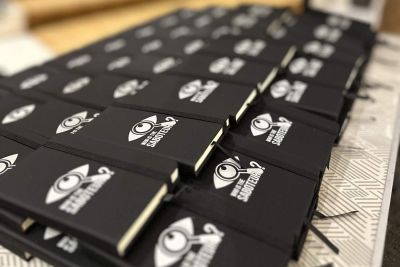 Rang&eacute;es de carnets noirs avec le logo de Wie is de saboteur?